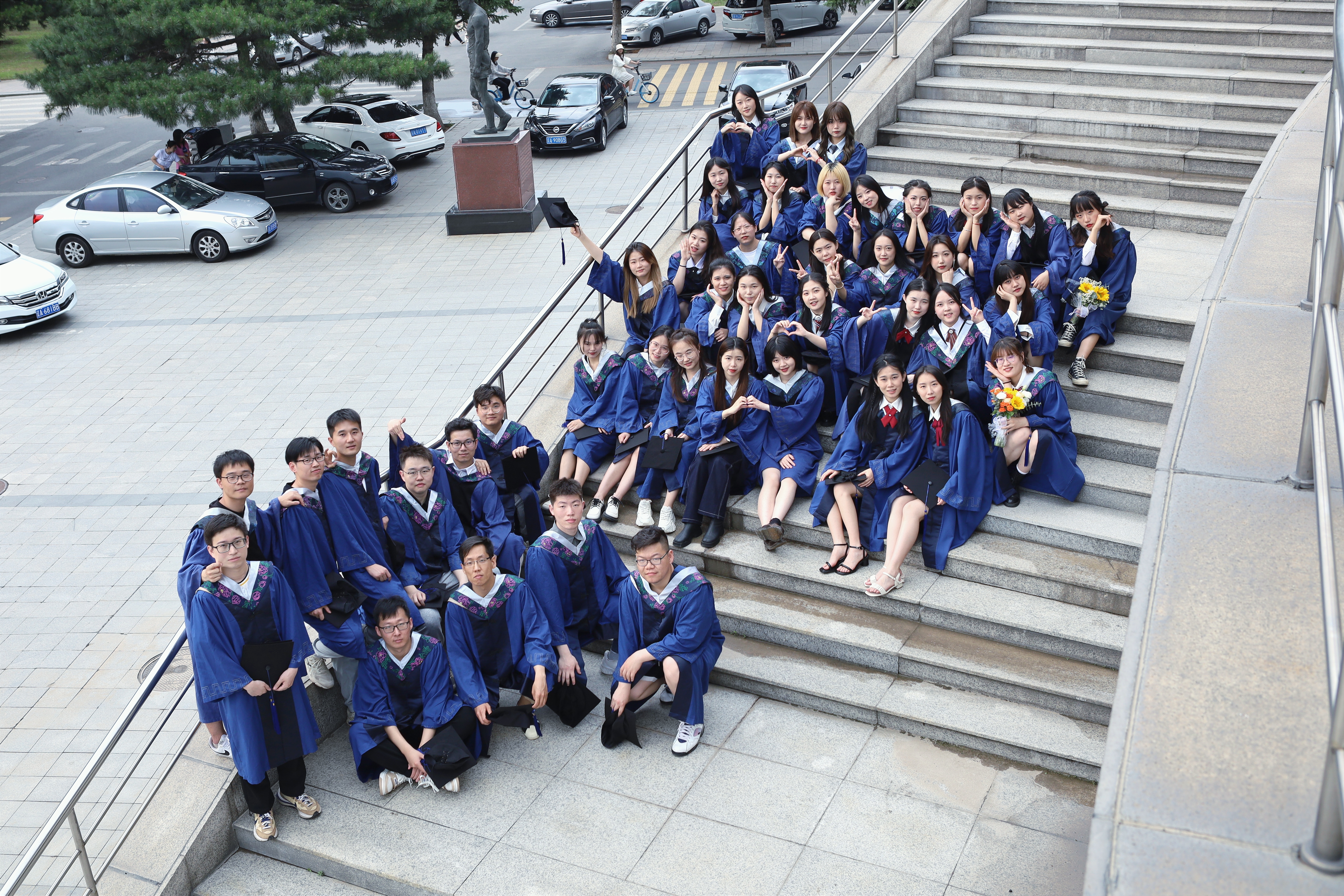 全班于刘长春体育馆楼梯合影