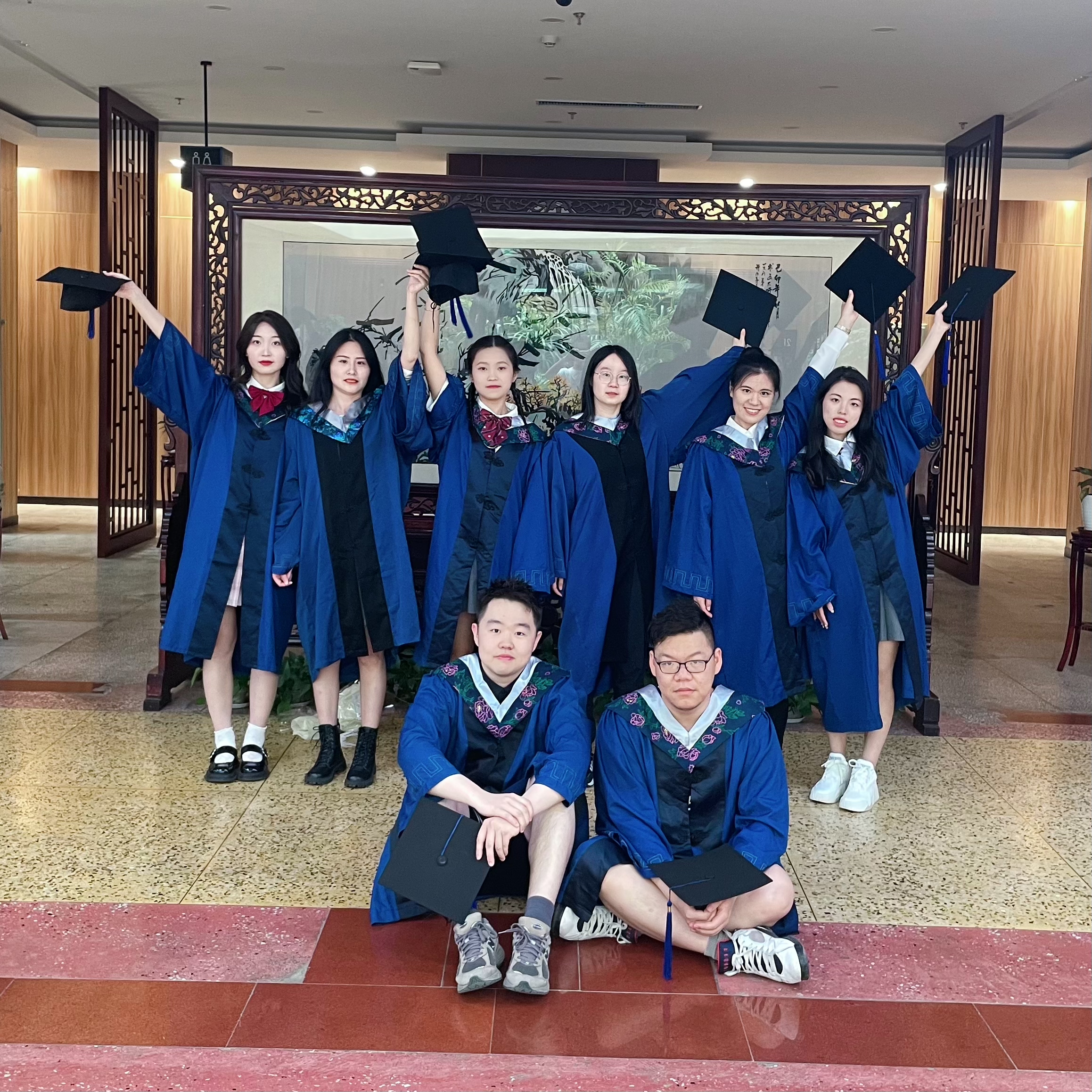 师门在图书馆合照